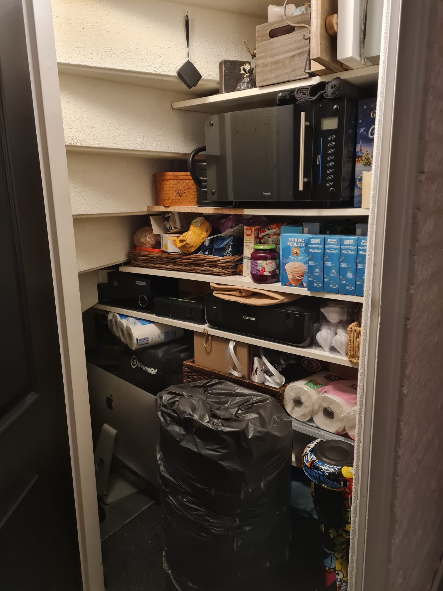 Voor trapkast opruimen