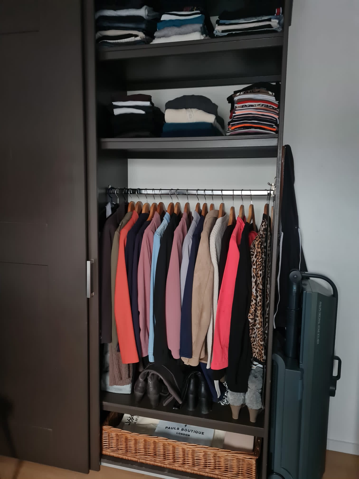 Kledingkast na opgeruimd